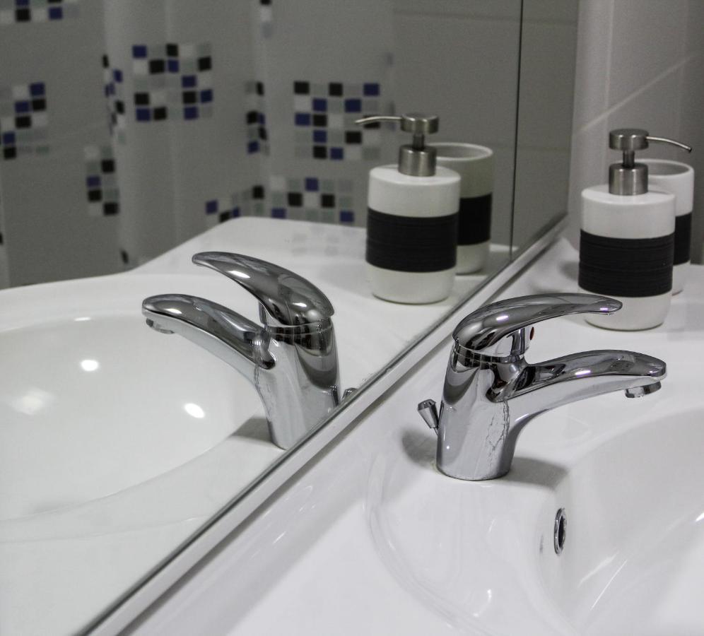 טוזלה Bright, Modern & Cozy Apartment מראה חיצוני תמונה